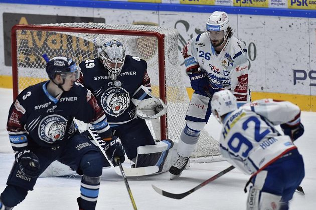 Zleva Ronald Knot z Liberce, brankář Liberce Dominik Hrachovina, Martin Zaťovič z Brna a Petr Holík.