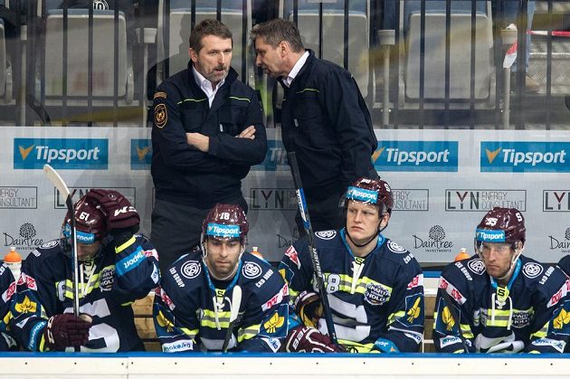 Sportovní manažer Patrik Martinec (vlevo) a trenér Josef Jandač v uniformách hasičů v rámci akce "Sparta vzdává hold" během utkání s Olomoucí.