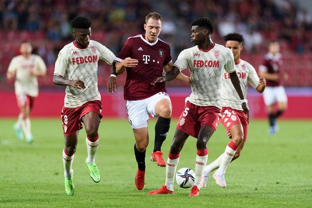 Aurélien Tchouaméni z Monaka , Lukáš Juliš ze Sparty Praha a Benoit Badiashile z Monaka během utkání 3. předkola Ligy mistrů