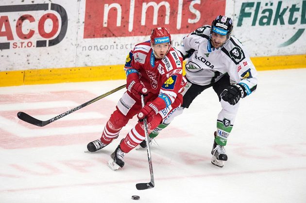 Třinecký útočník Daniel Rákos (vlevo) a mladoboleslavský obránce Tomáš Voráček.