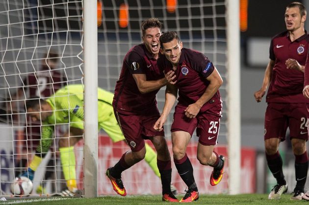 Fotbalisté Sparty Aleš Čermák (vlevo) a Mario Holek oslavují třetí gól během utkání s Interem Milán.