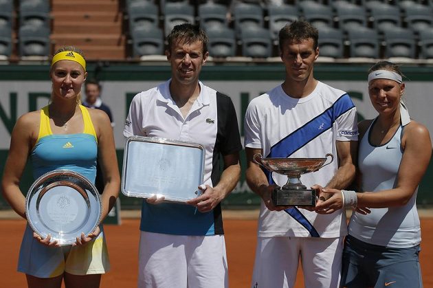 Lucie Hradecká (vpravo) a František Čermák (druhý zprava) pózují po vítězství ve finále French Open vedle poraženého páru Daniel Nestor, Kristina Mladenovicová.