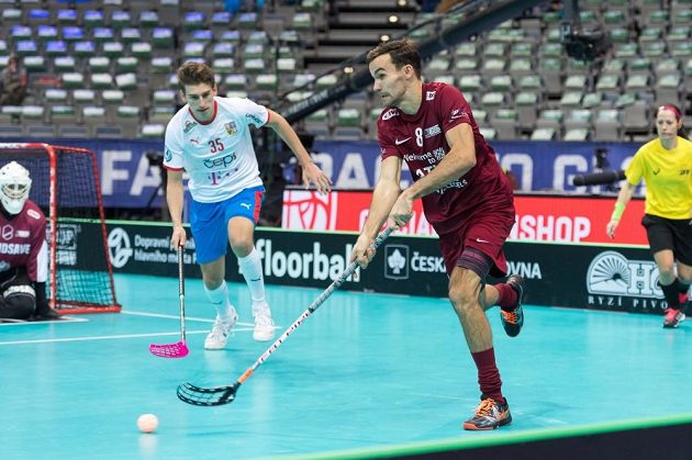 Útočník Marek Beneš nahání Lotyše Janise Rajeckise.