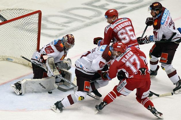 Před brankářem Sparty Samim Aittokalliem bojují třinečtí útočníci Roman Vlach a Tomáš Marcinko s obránci Sparty Janem Švrčkem (druhý zleva) a Tomášem Pavelkou (vpravo).