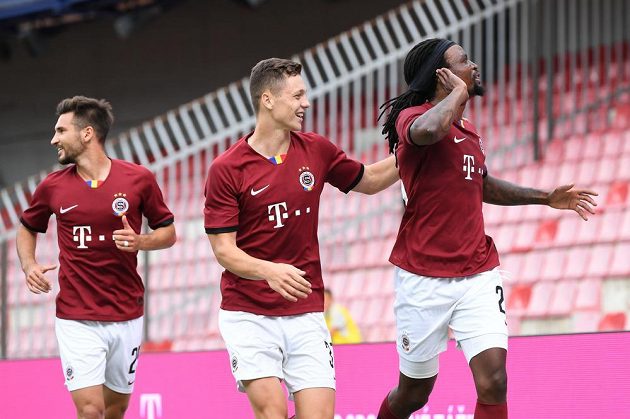 Obránce Sparty Costa slaví první gól v síti tureckého Trabzonsporu v utkání 3. předkola Evropské ligy. Za úspěšným střelcem peláší před prázdnými tribunami Ladislav Krejčí a Michal Trávník.