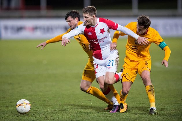 Milana Škodu ze Slavie Praha (uprostřed) brání Jan Šimůnek (vlevo) a Marek Hanousek z Dukly Praha.