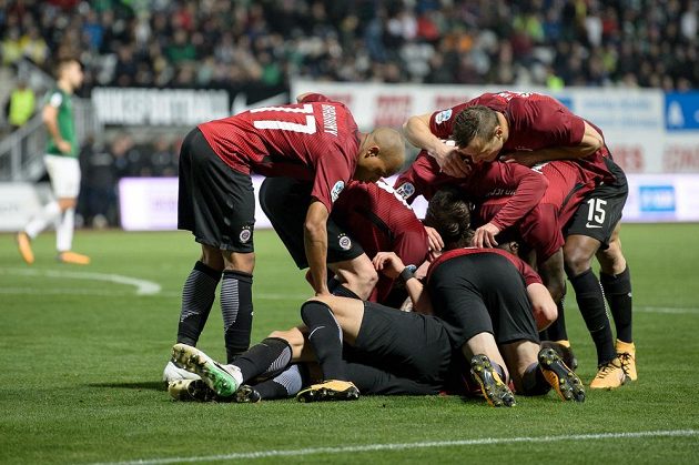 Fotbalisté Sparty Praha oslavijí třetí gól během utkání 11.kola HET ligy v Jablonci.