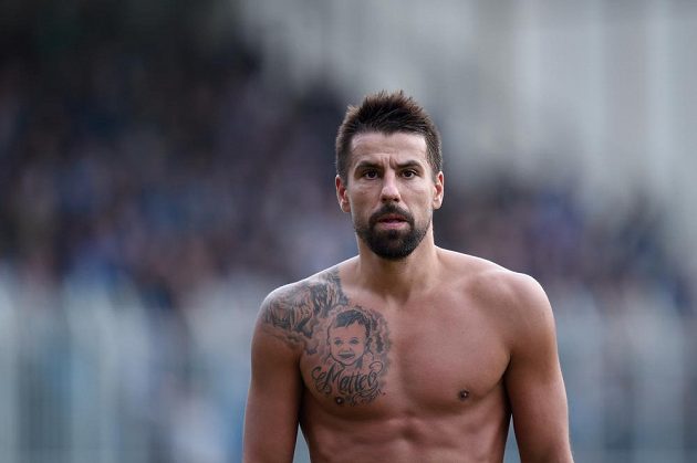 Milan Baroš z Baníku odchází bez dresu po prohraném utkání v Jablonci od fanoušků Baníku.