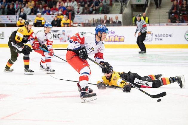 Ondřej Beránek z Česka a Dominik Bittner z Německa během utkání Euro Hockey Challenge.