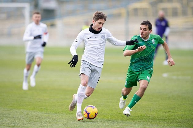 Michal Sáček ze Sparty Praha a Maione Carlo z Vltavínu v běžeckém souboji během přípravného utkání.