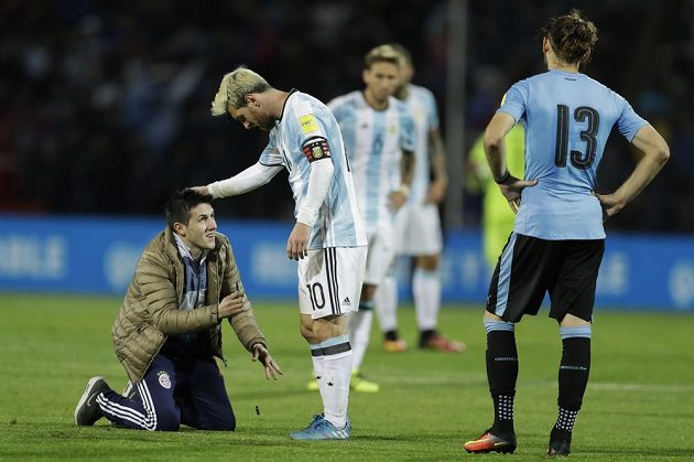 Autogram, prosím. Lionel Messi (10) a další aktéři kvalifikačního utkání Argetina - Uruguay zažili nezvyklý moment. Vpravo Gaston Silva.