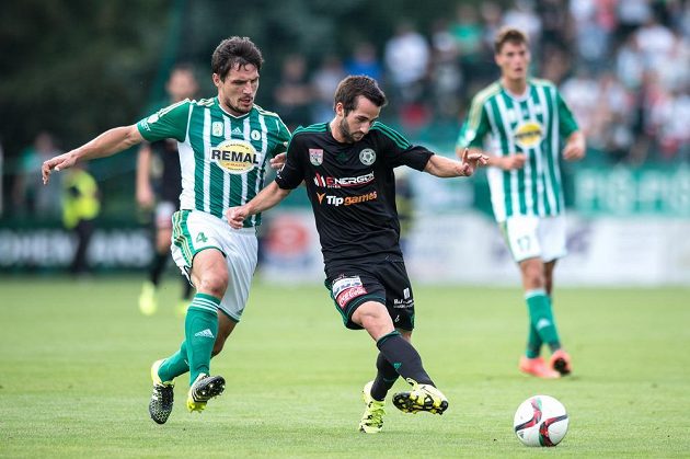 Záložník Bohemians Josef Jindříšek (vlevo) a David Štípek z Příbrami během utkání 5. kola Synot ligy.