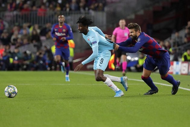 Za dres chytal zadák Barcelony Gerard Piqué unikajícího slávistu Petera Olayinku a vysloužil si žlutou kartu.