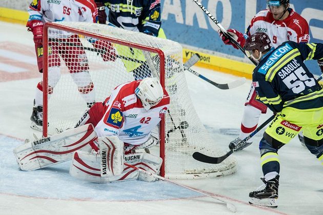 Útočník Sparty Robert Sabolič překonává olomouckého brankáře Branislava Konráda a vyrovnává na 1:1.