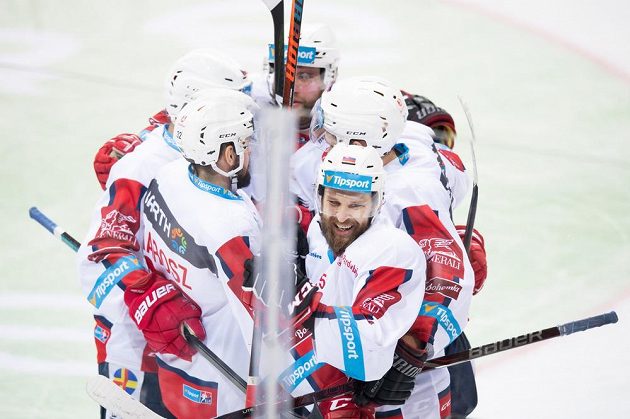 Marek Hovorka z Pardubic oslavuje se spoluhráči gól na 2:1 během utkání Tipsport extraligy na ledě Sparty.