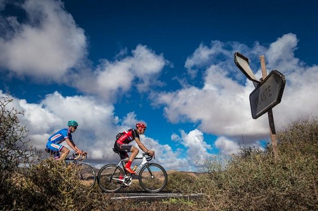 Jaroslav Kulhavý (vpravo) a Jan Vastl, čeští bikeři, trénují na ostrově Fuerteventura.