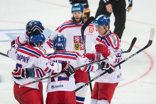Hokejisté české reprezentace Tomáš Vincour (uprostřed), Lukáš Radil, Petr Koukal a Michal Kempný se radují z gólu.