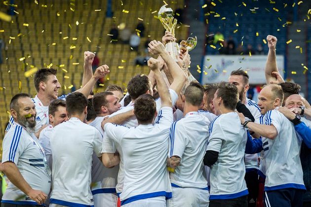 Trofej za vítězství ve finále MOL Cupu se fotbalistům Mladé Boleslaví rozpadla pod rukama.