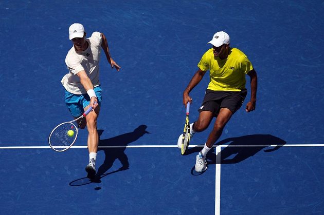 Brit Joe Salisbury (vlevo) a Rajeev Ram z USA ve finále čtyřhry proti Jamiemu Murraymu z Británie a Brazilci Bruno Soaresovi.