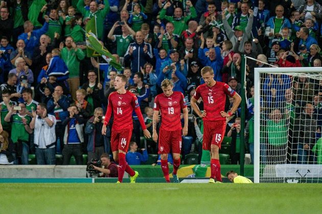 Smutek českých fotbalistů. Po porážce v Severním Irsku se naděje na postup na MS 2018 rozplynula.
