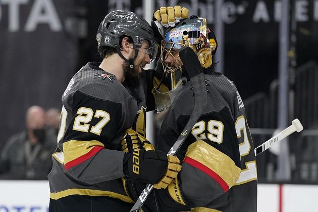 Radost hokejistů Vegas Golden Knights. Brankář Marc-Andre Fleury (29) a obránce Shea Theodore (27) slaví po vítězství v úvodním semifinále NHL nad Montrealem.