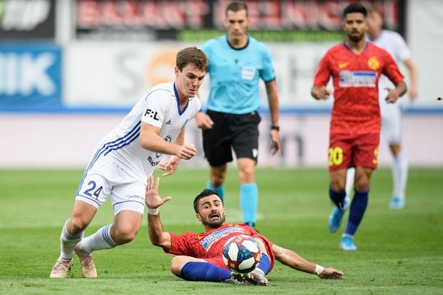 Pavel Bucha a Valentin Cretu z FCSB v souboji o míč