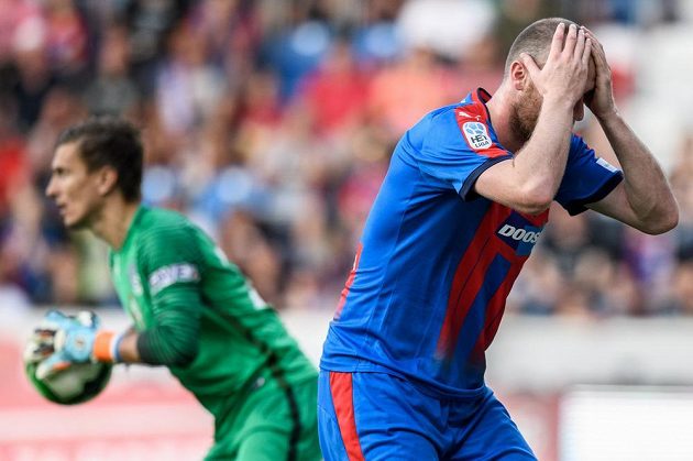Plzeňský útočník Michael Krmenčík zahodil v závěru utkání se Slováckem obrovskou šanci, jeho gesto mluví jasně, to je obrovské zklamání pro všechny Západočechy.