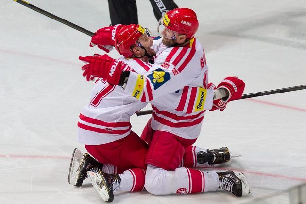 Třinečtí útočníci Martin Růžička (vlevo) a Radek Bonk se radují z gólu proti Pardubicím.