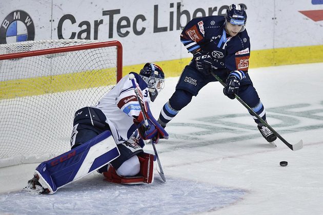 Brankář Vítkovic Daniel Dolejš a Radan Lenc z Liberce v akci během utkání hokejové extraligy.