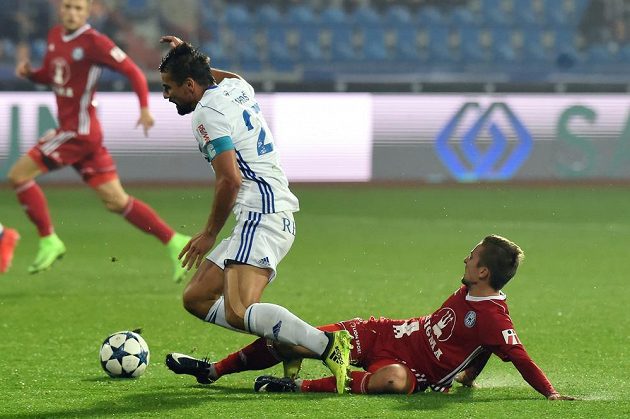 Milan Baroš z Baníku Ostrava padá po zákroku Davida Housky z Olomouce v utkání 11. kola HET ligy.
