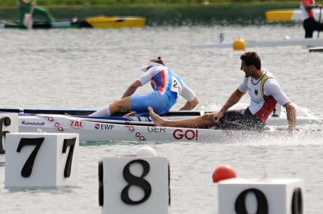 Kanoista Martin Fuksa obhájil na mistrovství světa v Miláně stříbro v závodu na 1000 metrů. Němec Sebastian Brendel (vpravo) ho ve finiši porazil o 17 tisícin sekundy.