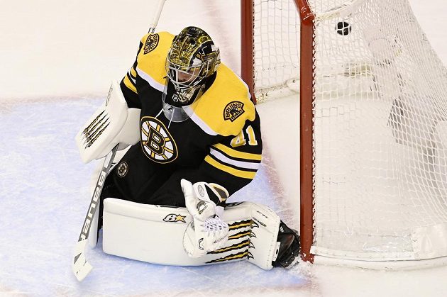 Brankářská jednička Bostonu Bruins Jaroslav Halák (41) inkasuje gól od Ondřeje Paláta z Tampy Bay Lightning.