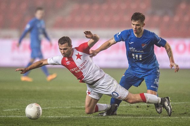 Slávistický záložník Josef Hušbauer (vlevo) v souboji s Arťomem Mešaninovem z Baníku Ostrava.