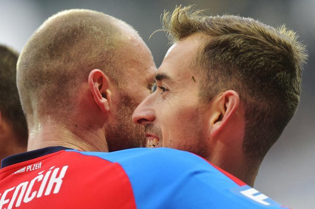 Hráči Plzně (zleva) Michael Krmenčík a Tomáš Hořava se radují z gólu proti Liberci.
