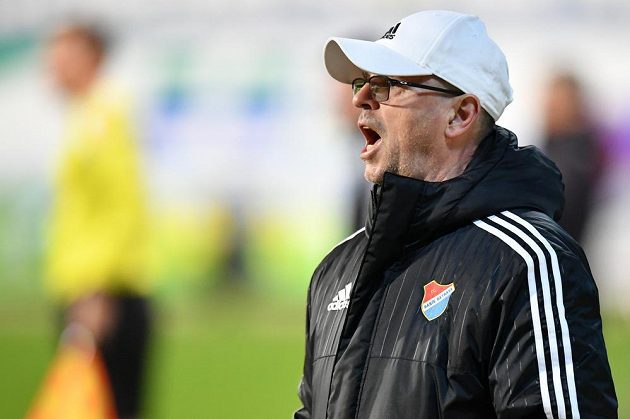 Kouč Bohumil Páník při své premiéře na lavičce Baníku během pohárového čtvrfinále v Mladé Boleslavi.