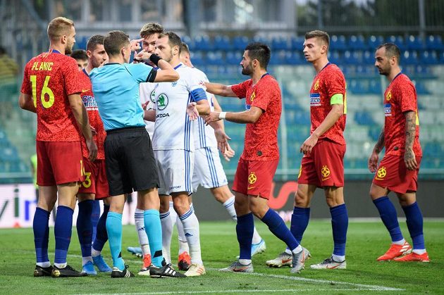 Marek Matějovský a rozhodčí Jonathan Lardot během utkání 3. předkola Evropské ligy, Mladá Boleslav - FCSB