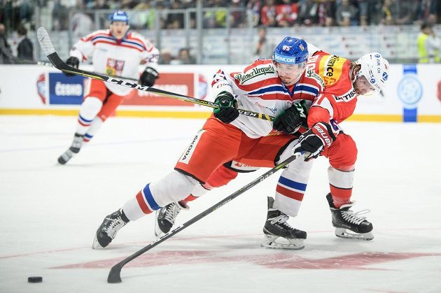 Český útočník Jakub Orsava a Claude Paschoud ze Švýcarska během utkání Euro Hockey Challenge v Příbrami.