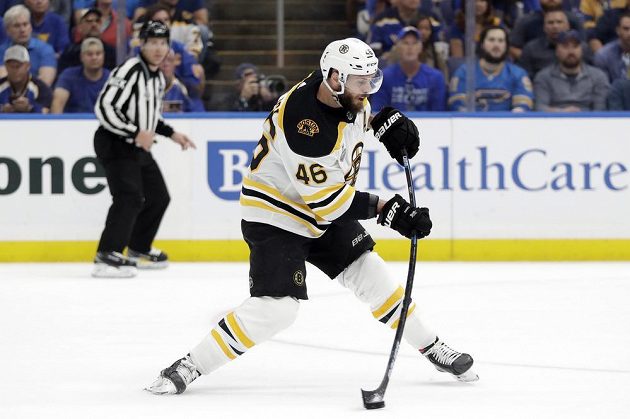 Útočník Boston Bruins David Krejčí střílí na branku St. Louis ve finále Stanley Cupu. V šestém duelu si do statistik připsal přihrávku na gól.