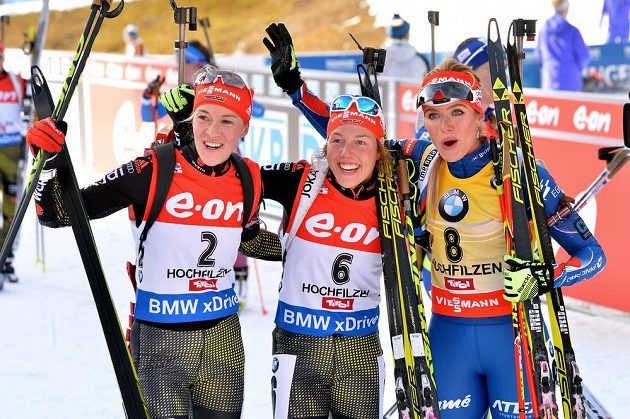 Tři nejlepší po stíhačce v Hochfilzenu: Laura Dahlmeierová (uprostřed), Maren Hammerschmidtová (vlevo), a Gabriela Soukalová.