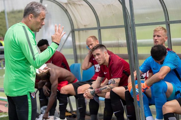 Trenér fotbalové Sparty Pavel Hapal dává rady hráčům z lavičky během přípravného utkání.