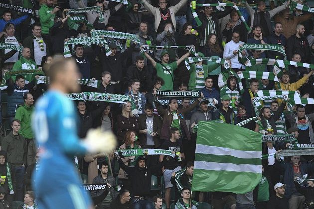 Fanoušci Bohemians oslavují postup do semifinále fotbalového MOL Cupu.