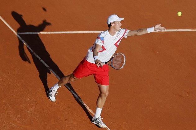 Český tenista Tomáš Berdych podává v úvodním duelu semifinále Davisova poháru proti Francii.