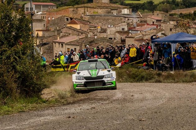 Jan Kopecký se Škodou Fabia R5 na trati Katalánské rallye.