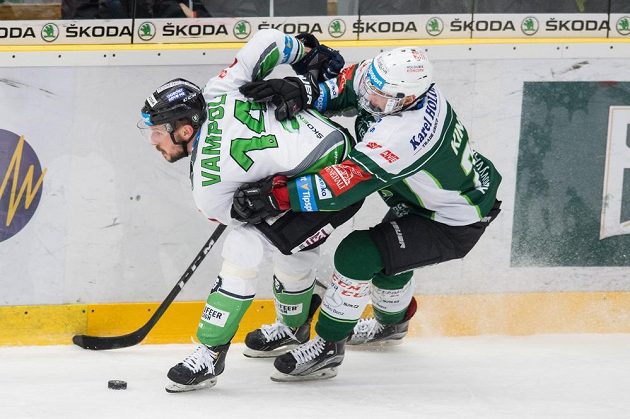 Mladoboleslavský útočník Petr Vampola (vlevo) a Denis Kindl z Karlových Varů během 21. kola hokejové Tipsport extraligy.