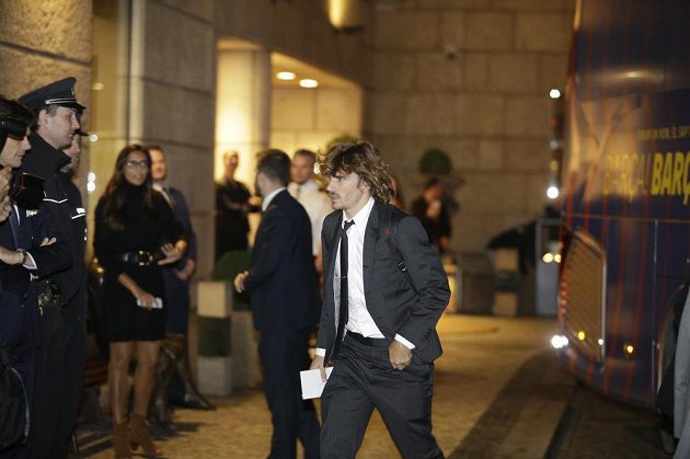 Antoine Griezmann z Barcelony míří do hotelu v Praze před zápasem Ligy mistrů se Slavií.