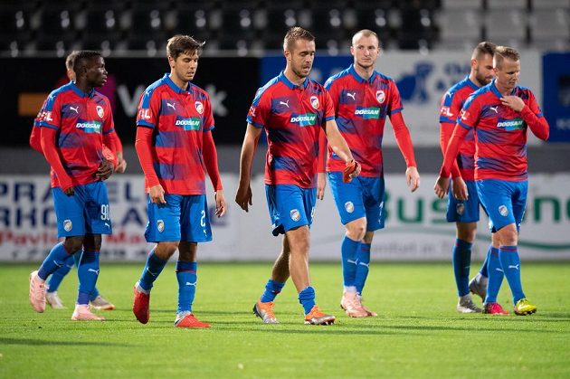 Fotbalisté Plzně (zleva): Ubong Ekpai, Aleš Čermák, Luděk Pernica, Michael Krmenčík, Radim Řezník a David Limberský po utkání v Jablonci.