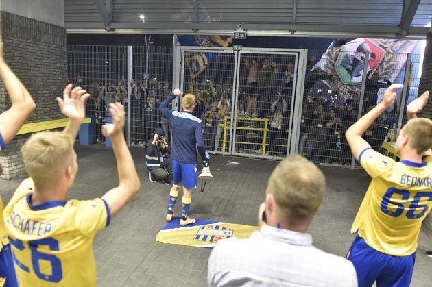 Hráči Dunajské Stredy děkují fanouškům po vyřazení Jablonce ve 2. předkole Evropské ligy.