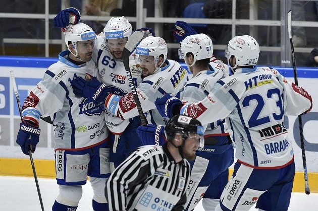 Hráči Brna se radují z branky. Zleva Tomáš Plekanec, autor gólu Ondřej Němec, Petr Holík, Lukáš Kucsera a Ivan Baranka.