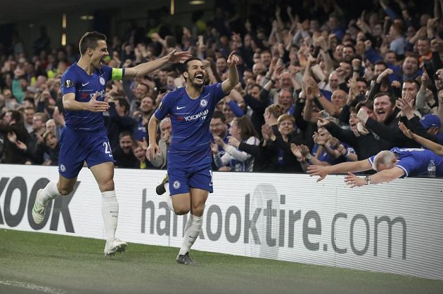 Hodně radosti si užili fotbalisté Chelsea během prvního poločasu utkání Evropské ligy se Slavií. Pedro slaví gól s Cesarem Azpilicuetou.