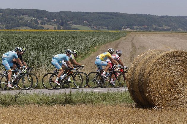 Ital Vincenzo Nibali ve žlutém trikotu lídra Tour a Španěl Joaquim Rodriguez v puntíkovaném dresu pro nejlepšího vrchaře na trati 13. etapy mezi městy Saint-Étienne a Chamrousse.